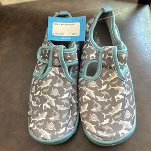ZOOGS SHARK WATER SHOE/SANDALS: GRAY/BLUE: NEW WITH TAGS: SIZE 2